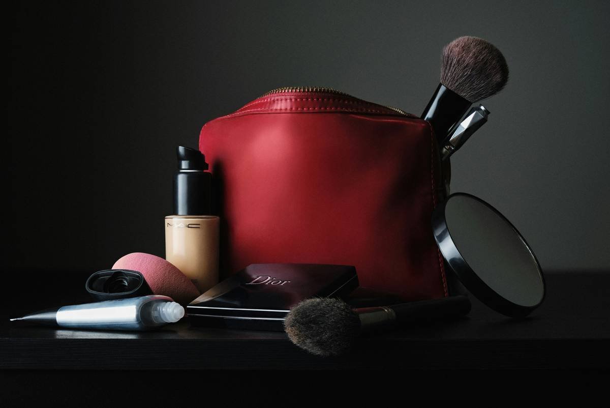 Infographic comparing 3 types of beauty travel bags: fabric (leaks), vegan leather (water-resistant), and clear PVC (TSA-friendly). Shows leakage rates and durability scores.
