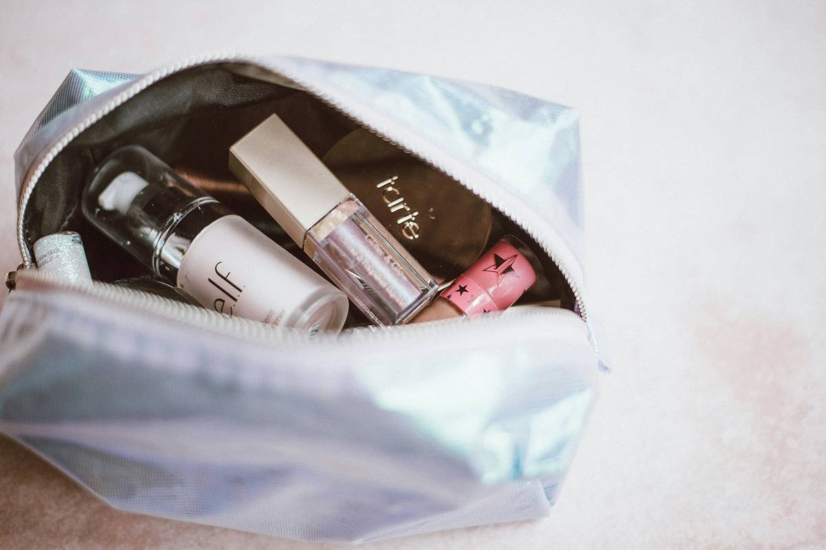 Infographic comparing bacteria retention in cotton vs. nylon vs. vegan leather beauty makeup bags, showing nylon with antimicrobial lining performs best