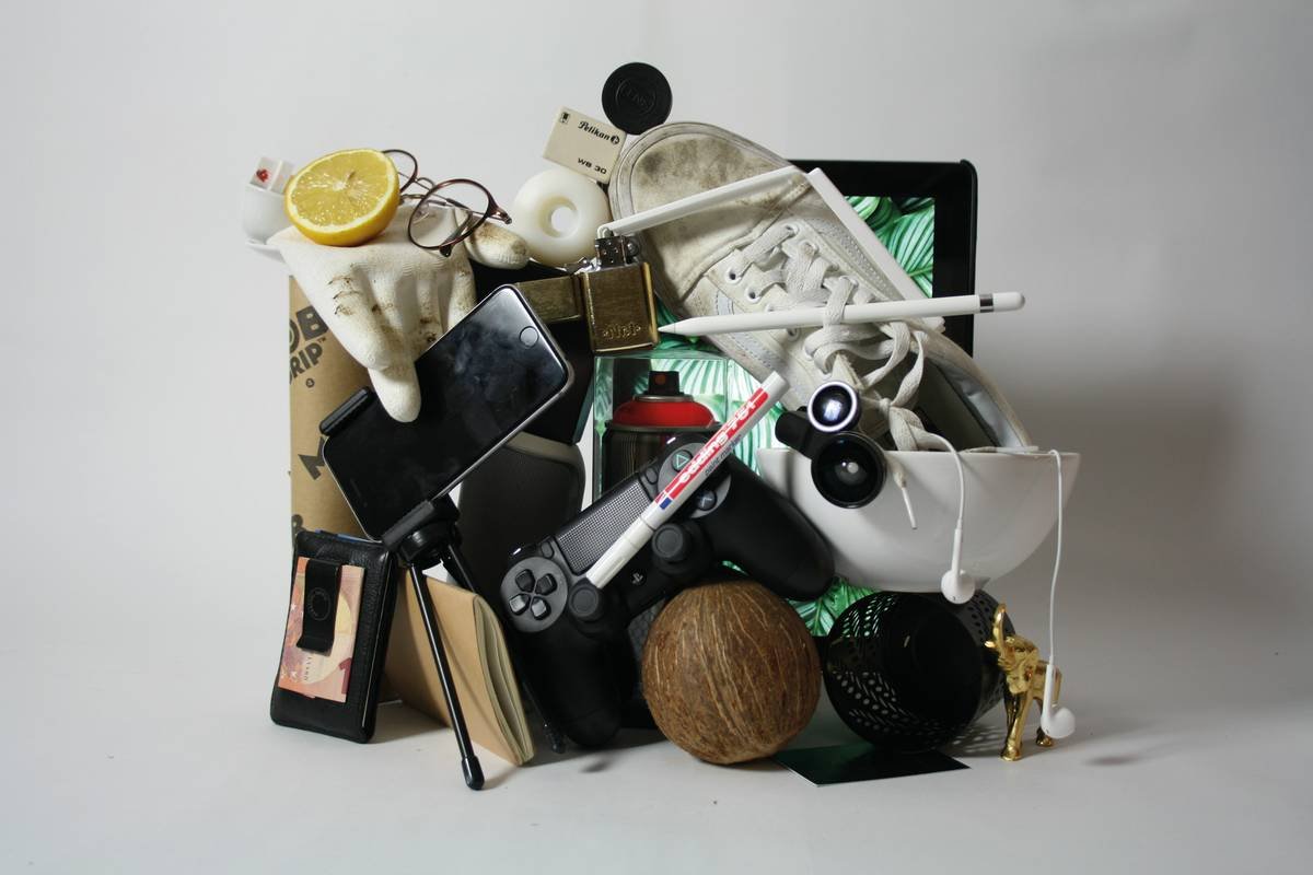 Comparison chart showing chaotic vs organized cosmetic bags with labels for compartment types, material durability, and hygiene impact