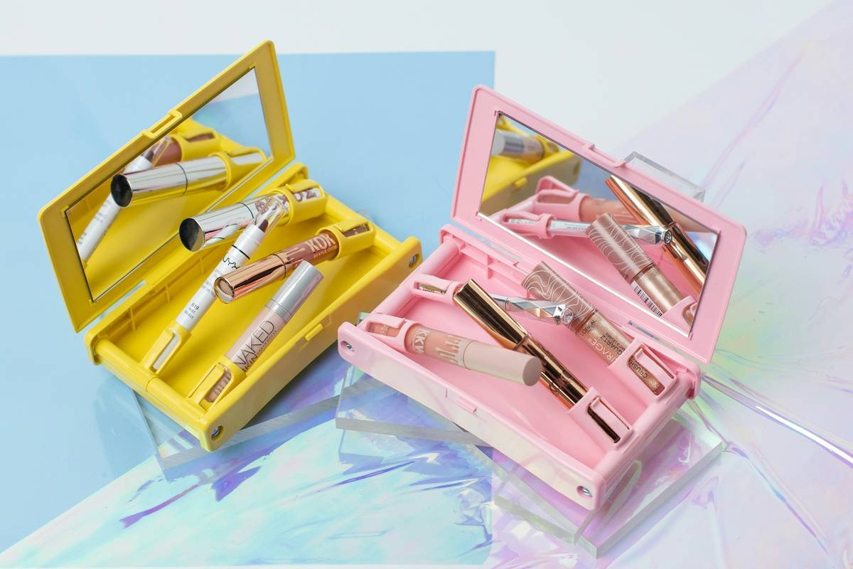 Comparison of different cosmetic travel kit types including hard-shell case, roll-up pouch, and modular bag system